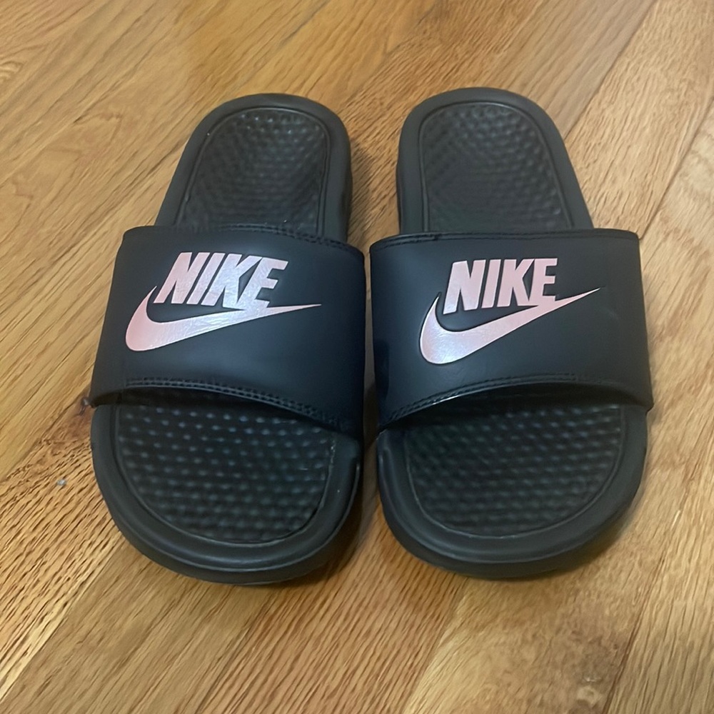 Nike slides women’s size 6